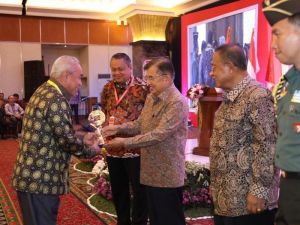 Gubernur Kaltim Dr H Isran Noor menerima penghargaan dengan inflasi terbaik di Indonesia atau Tim Pengendali Inflasi Daerah (TPID) terbaik dan berprestasi diserahkan oleh Wakil Presiden Jusuf Kalla (JK).