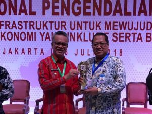 Walikota Samarinda, Syaharie Jaang bersama dengan Kepala Bank Indonesia Kaltim, Muhamad Nur usai menerima penghargaan TPID tingkat nasional