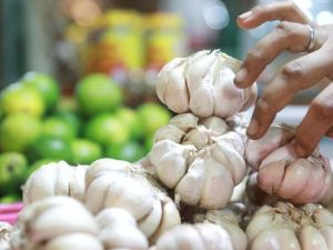 Foto: Menurut pedagang di pasarinu penjualan bawang putih mengalami kenaikan saat mendekati hari raya idul firtri yang dalam beberapa bulan nanti akan dirayakan. (CNBC Indonesia/Andrean kristianto)
